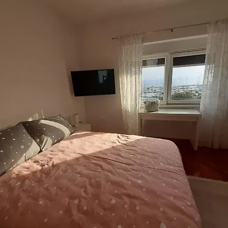 Ferienhaus In Mit Eigener Terrasse Novi Vinodolski